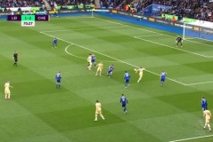 马竞主场惨败西蒙尼染红，球迷看台情绪激荡